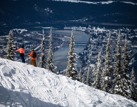 Revelstoke resort guide – skiers above the Columbia River valley